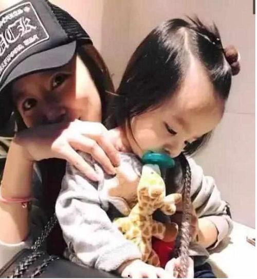 林心如女儿最新照片,最新照片曝光引网友热议