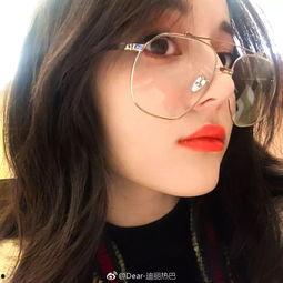 女主播戴金丝眼镜,揭秘网络直播界的时尚新宠